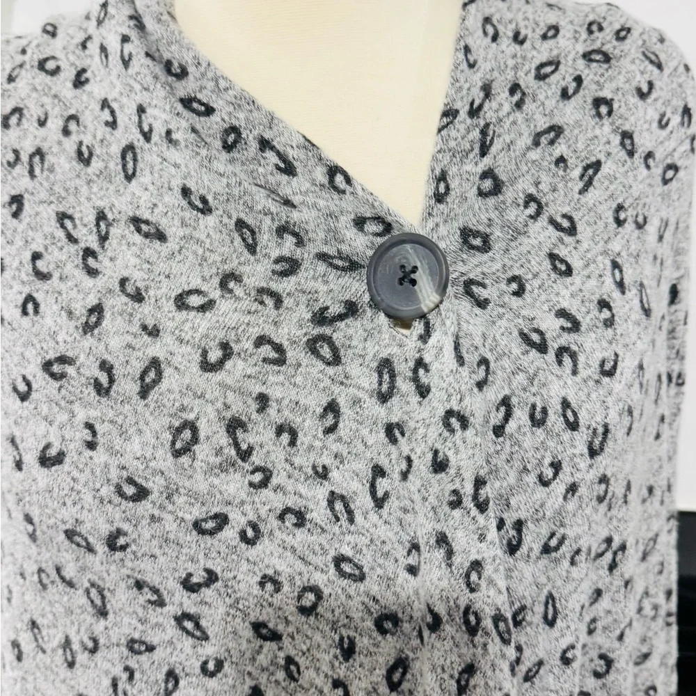 Bobeau Grey Leopard One-Button Fleece Wrap Cardigan - Picture 4 of 12